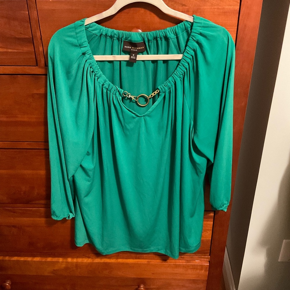 Dana Buchman Emerald Blouse with Gold Chain Detail 1X